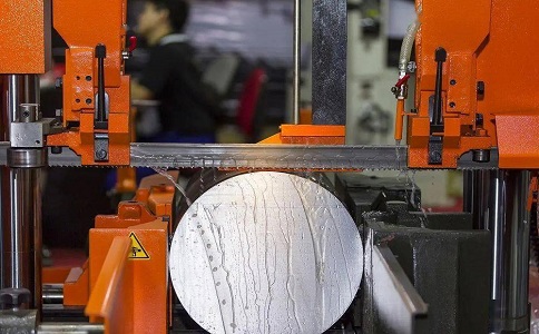 阳东立式金属带锯床切削出现跑带故障解决方法！